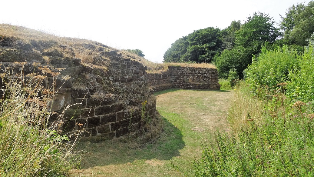 Bolingbroke_Castle_Wall