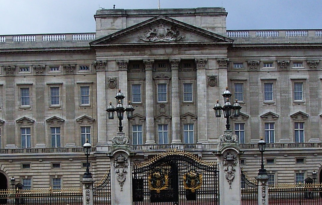 Buckingha,_Palace_Front_Wing_Balcony_