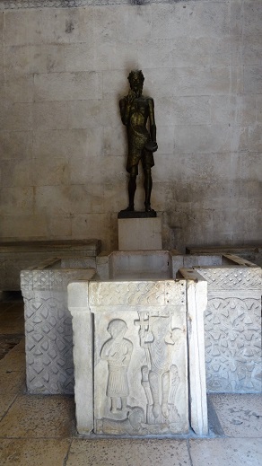 Cathedral_of_St_Domnius_Baptismal_Font_