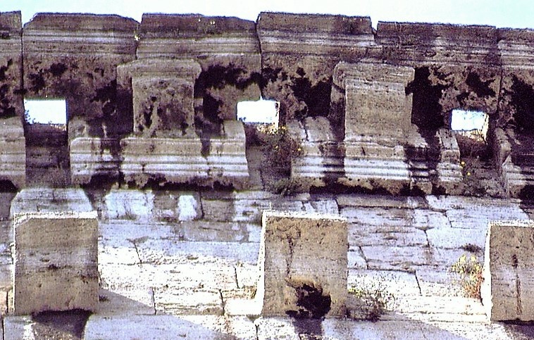 Colesseum_Pole_Supports