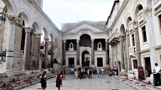 Diocletians_Palace_Peristyle