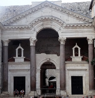 Diocletians_Palace_Protiron