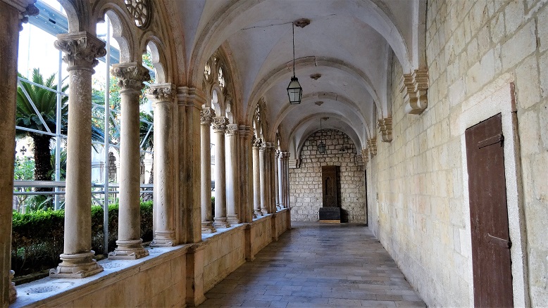 Dominican_Monastery_Cloister3