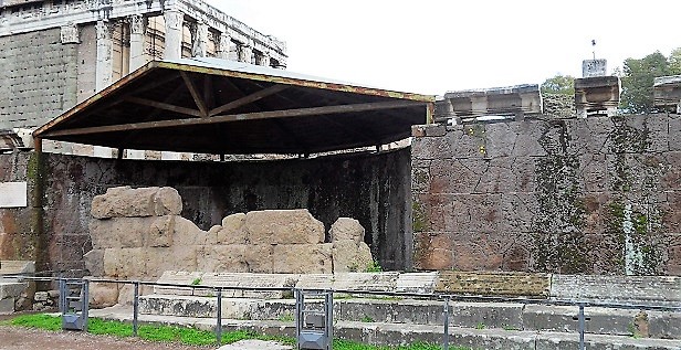 Forum_Temple_of_Julius_Caesar
