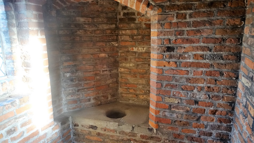 Gainsborough_Old_Hall_Toilet