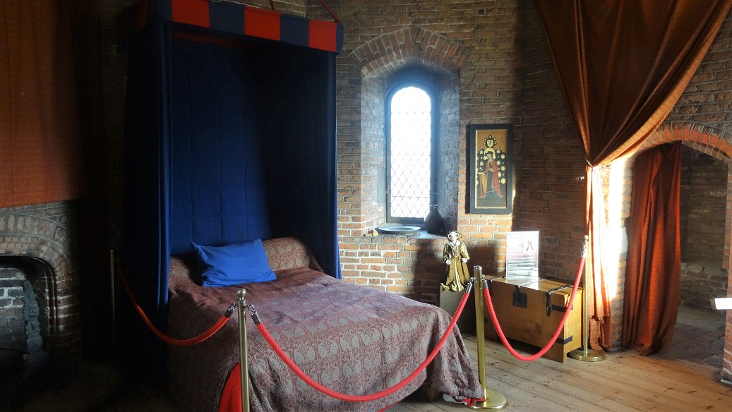 Gainsborough_Old_Hall_Tower_Bedroom