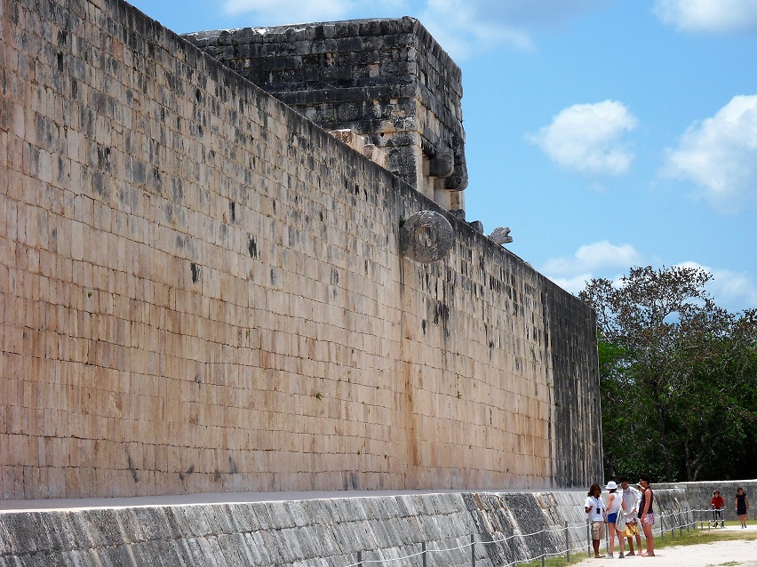 Great_Ball_Court_Ring_Chicchen_Itza