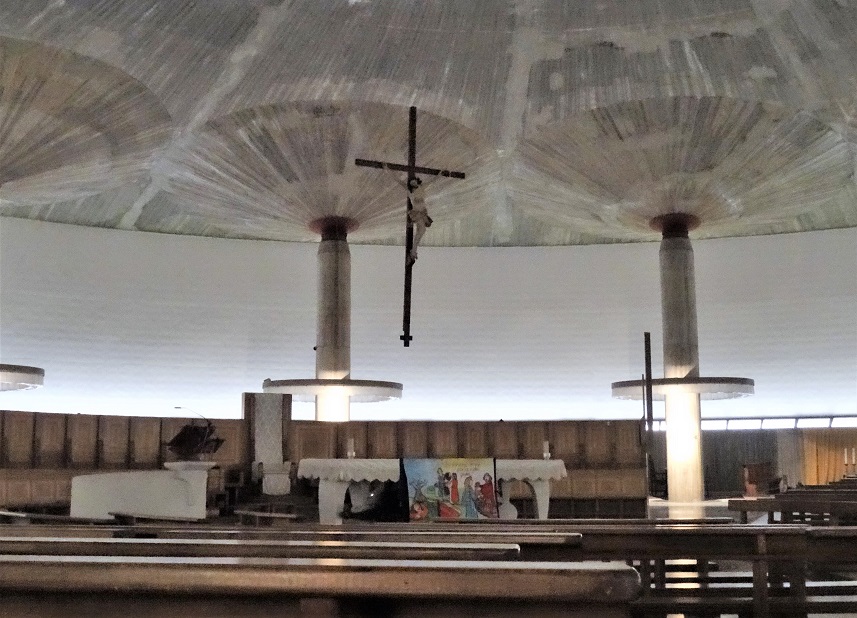 La_Spezia_Crucifix_over_Altar