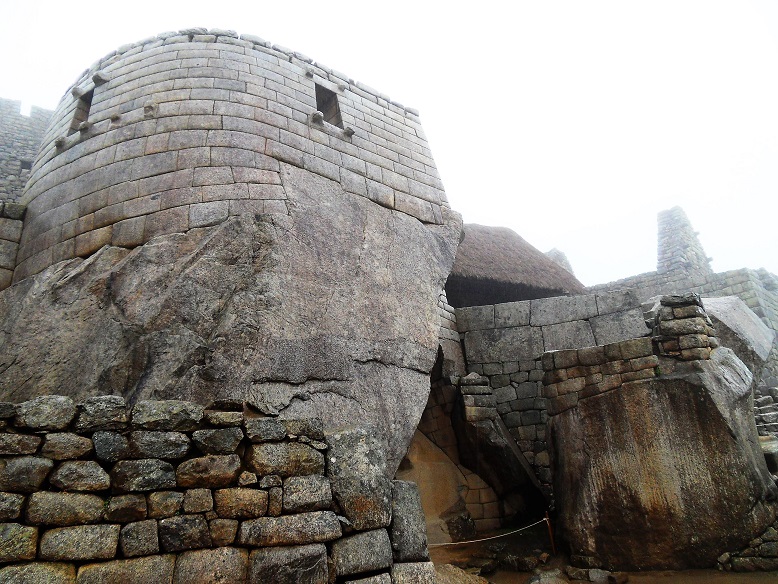 Machu_Picchu_Temple_of_Sun_side