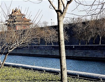 Moat_wall_and_watchtower