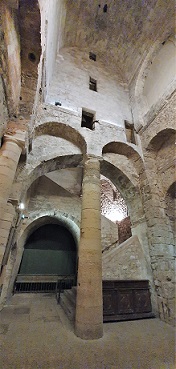 Old_Column_St_Victor_Crypt