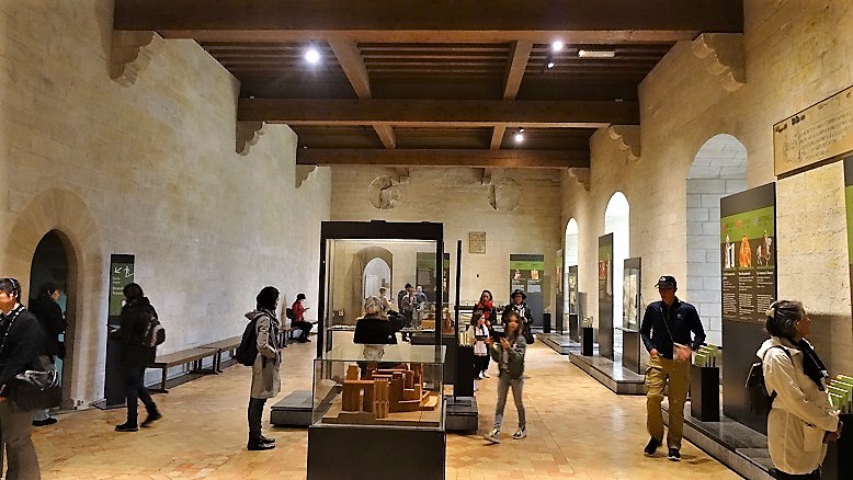 Palace_of_the_Popes_Consistory_Hall