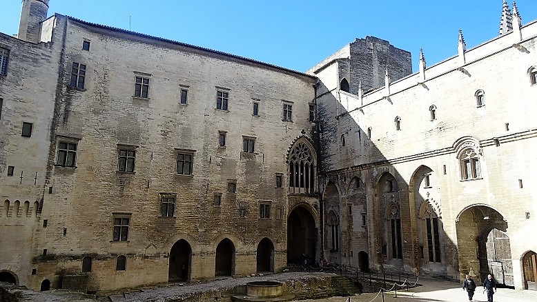 Palace_of_the_Popes_Honour_Courtyard