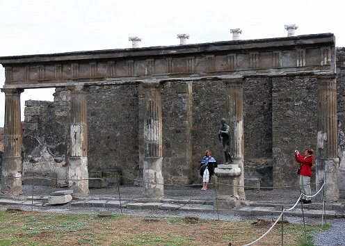 Pompeii_Temple_of_Apollo