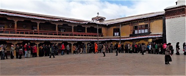 Queue_to_White_Palace_Potala