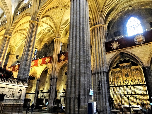 Side_Chapels_Barcelona_Cathedral