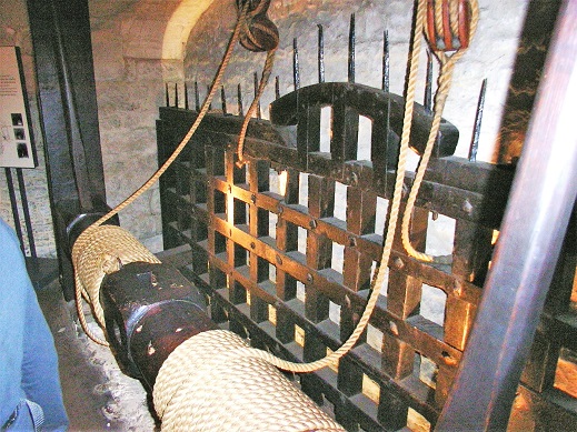 Tower_of_London_Byward_Tower_Portcullis
