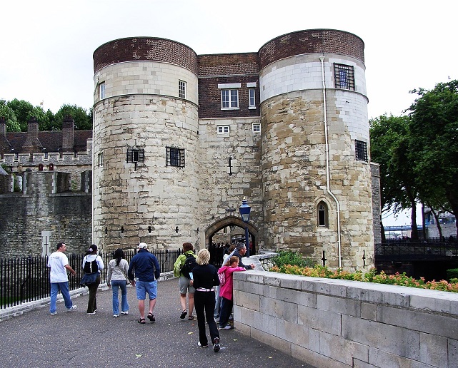 Tower_of_london_Byward_Tower_1_
