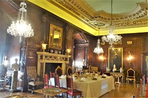 Warwick_Castle_Red_Drawing_Room